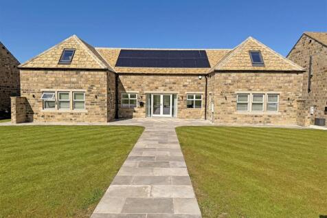 A beautifully appointed, newly built four-bedroom home set within an exclusive countryside development, approached via electric gates, offering contemporary living in a truly picturesque setting. Situ