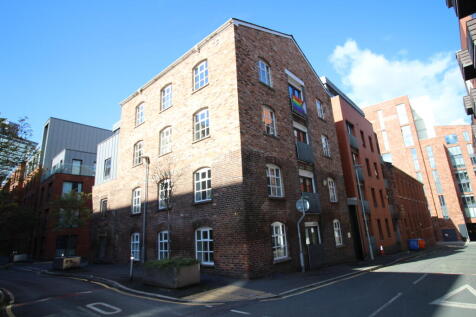 Situated in the Northern Quarter, Manchester, this well-presented two bedroom flat features a private garden and one bathroom. A deposit of £1,326.92 is required.