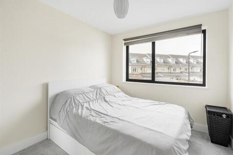 2 bed, 1 bath Flat in london - Photo 7