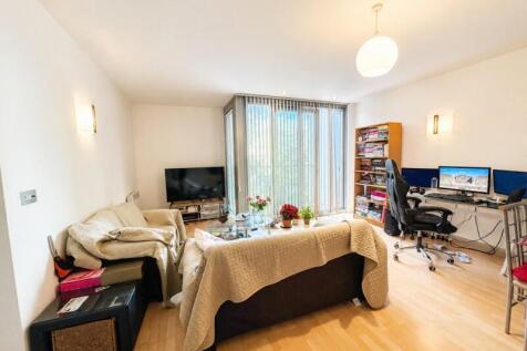 Unfurnished 2-bed, 2-bath apartment in Great Northern Tower, Manchester city centre. Spacious open-plan living, excellent transport links, available from August.