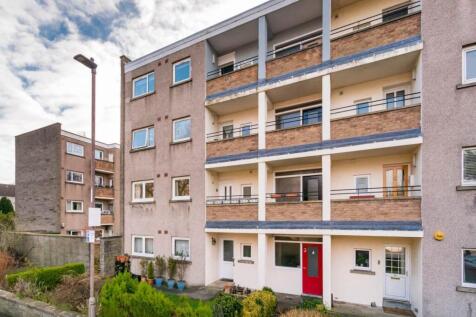 A lovely and well presented three bedroom, unfurnished flat in the popular Trinity area.