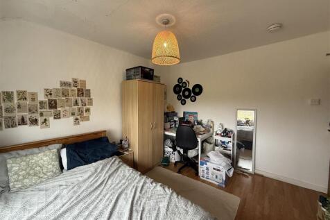 4 Bedroom House in LL57 2TT