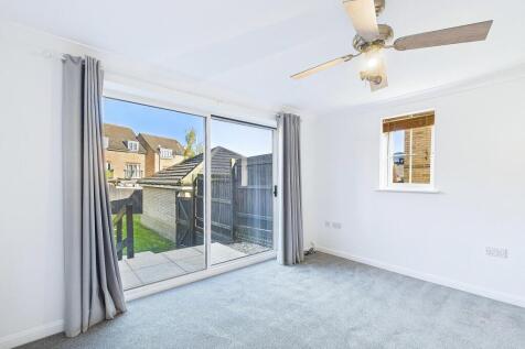 CAM01909G0-PR0320-STILL006