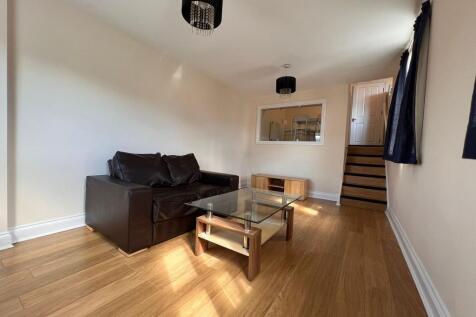 What a location! This flat is perfect for a couple or two sharers looking for a good space right on the high street!