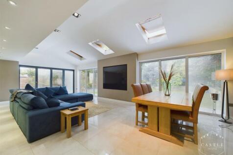 STUNNING OPEN PLAN LIVING KITCHEN