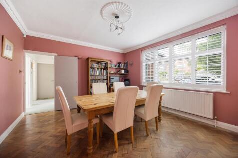 Grove Park Road, E11