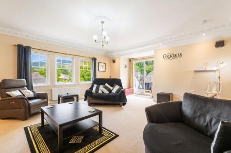 4 bed, 3 bath Detached in Leeds - Photo 2