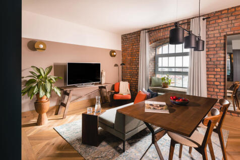 A fully furnished serviced 1-bedroom apartment in the heart of Manchester city centre, moments from Manchester Piccadilly Station and the Northern Quarter. Set within a modern building on Ducie Street