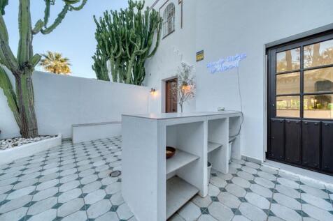 OUTDOOR KITCHEN