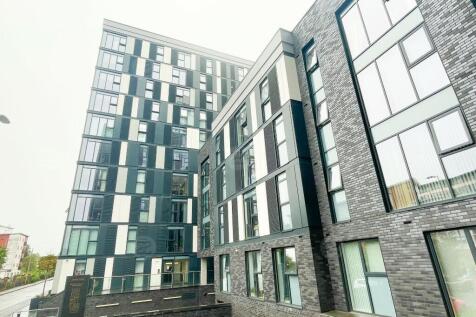 **Available from 15th Sep**Stylish 3-bedroom apartment with en-suite, generous living space, and access to top-tier amenities - just 10 minutes from Cornbrook tram station.