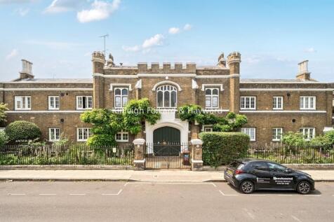 One bedroom apartment located in a quiet gated development. This property has recently been decorated and offers a communal garden. HEATING AND HOT WATER INC IN RENT!