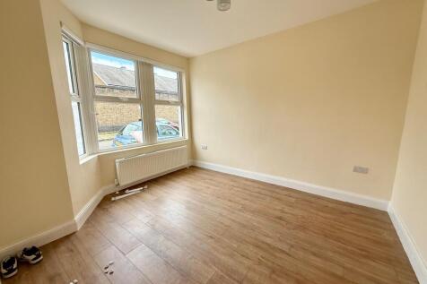 Newly Refurbished 3-bedroom Terraced House near P