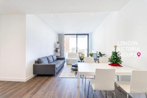 State-Of-The-Art Gym | Indoor Swimming Pool & Spa | Private Cinema Room | Business Lounge | 24-Hour Concierge | Aldgate Station / Aldgate East Station Situated on the 5th floor within the prestigious