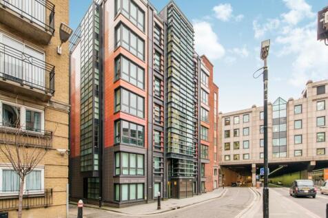 A stunning one double bedroom apartment set on the first floor of the highly sought-after Sir John Lyon House, an award-winning riverside development on the north bank of the River Thames. Finished to
