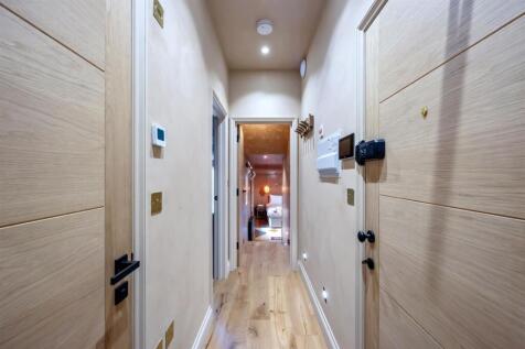 7C Queen Sq Hallway.jpeg