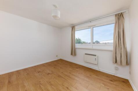 Bright and spacious third floor one bedroom apartment close to Vauxhall and available to rent immediately.