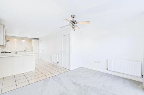 CAM01909G0-PR0320-STILL007