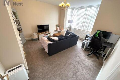 Stylish & Spacious One-Bedroom Apartment with Driveway and Garage – Barrowby Avenue, LS15This superbly presented one-bedroom apartment combines contemporary style, generous living space, and a host of