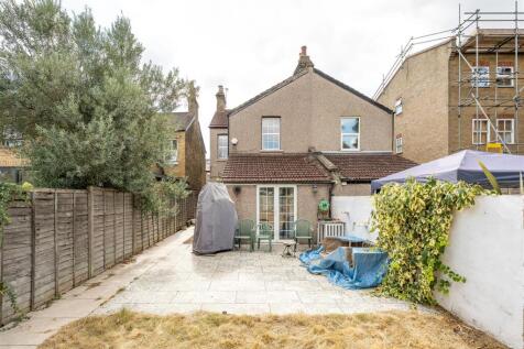Daisy Road, E18
