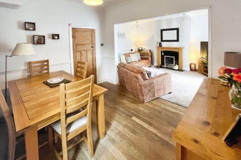 Sitting room/dining area