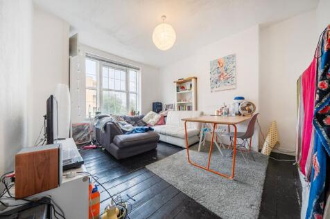 Spacious three-bedroom Deptford apartment with modern interiors, ample storage, great transport links and close to shops, cafés and green spaces. Ideal for professionals, families or sharers.