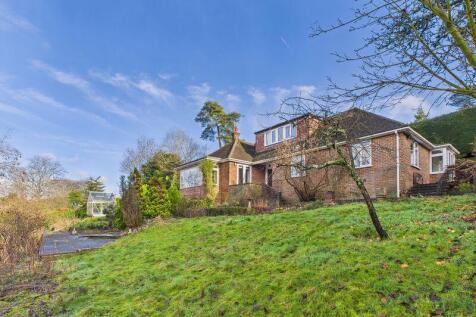 FRONT ASPECT & GARDEN
