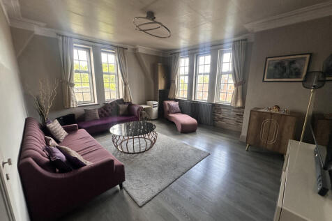 Set on the 5th floor of an impressive mansion block, this spacious and well-presented 3-bedroom apartment offers comfortable modern living in an exceptionally well-connected North West London location