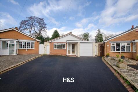 39 Moorlands Close - front2.jpg