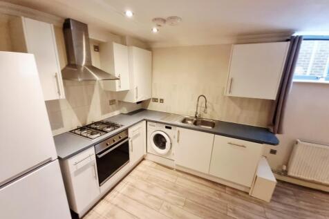 Furnished 2-Bedroom Apartment Near Elephant & Castle with Open-Plan Living.