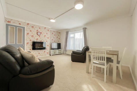 LIVING ROOM/DINER