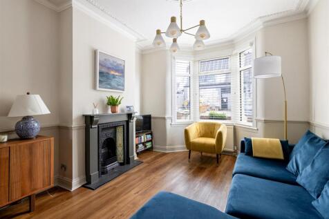Selwyn Avenue, E4