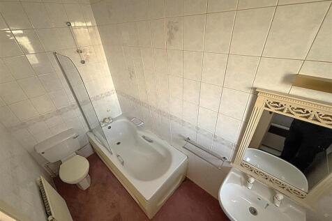 EN SUITE BATHROOM