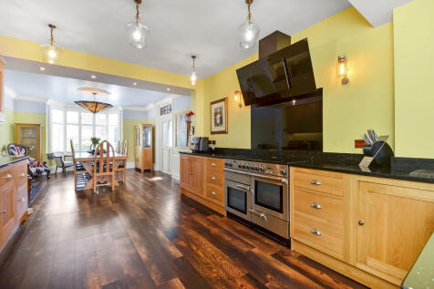 Kitchen/ Dining Area