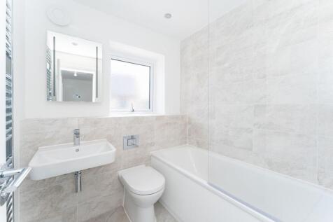 14 - family bathroom.jpg