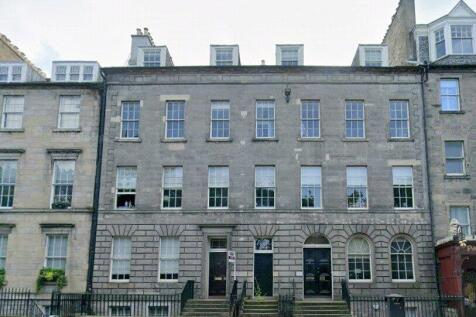 37 Queen Street, Edinburgh – Exceptional Main Door Apartment An outstanding main door apartment set on one of Edinburgh’s most prestigious Georgian streets, this beautifully presented two-bedroom home