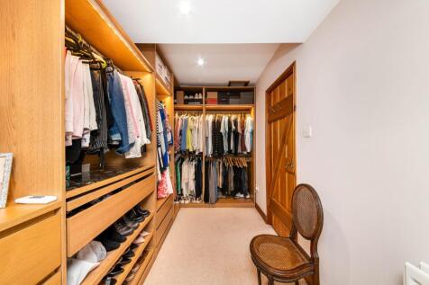 WALK-IN WARDROBE