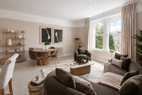 **VIRTUAL VIEWING AVAILABLE** STUNNING TWO BEDROOM CLIFTON APARTMENT. Two bedroom top floor flat fantastically located on the edge of Clifton village.