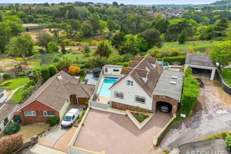 Backing onto zoological gardens