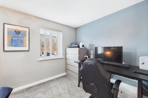 CAM03729G0-PR0079-STILL030