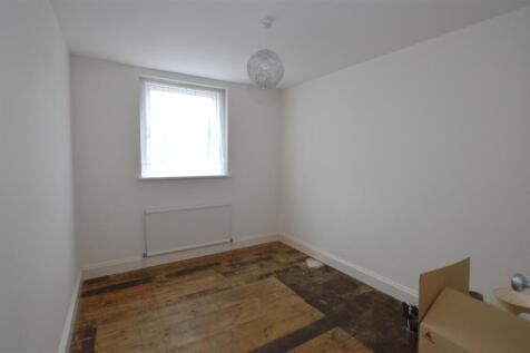 36 Derwent Road bed 2.JPG