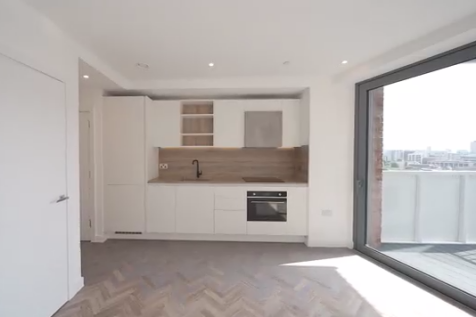 Modern 9th-floor studio with concierge, roof terrace, and quick links to the City & Canary Wharf.
