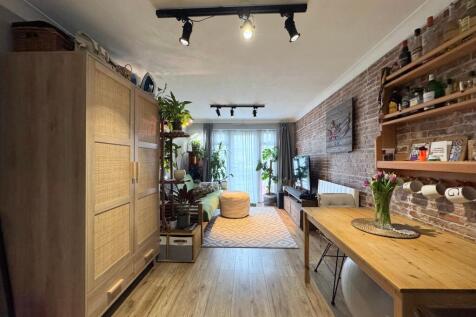 Lounge/dining area