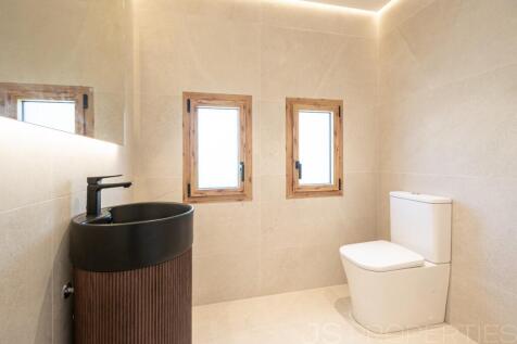 Modern luxury home with pool in a prime location in Puerto Pollensa