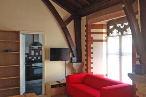 2 Bedroom Flat in LL57 2RL