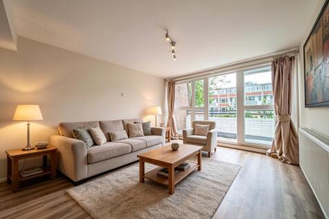 Refurbished 1-bed maisonette in a quiet Putney cul-de-sac. Features a spacious open-plan kitchen/living room, private balcony, double bedroom, new bathroom, and store room. Offered furnished/unfurnish