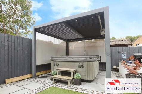 ENCLOSED REAR GARDEN