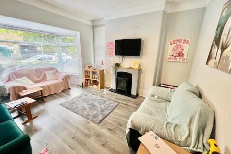 6 Bedroom Semi-Detached in LS16 5LF