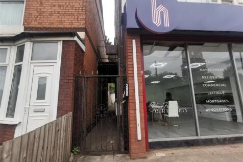 Spacious 1-bedroom flat located above a shop in Yardley area. The property features an open-plan kitchen/ living room, one bedroom and bathroom. Ideal for a company let. Convenient location with easy
