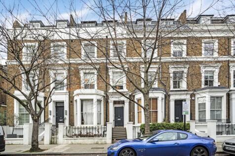 A bright one-bedroom apartment situated on the second floor of a well-maintained Victorian conversion, featuring a semi-open-plan kitchen, the property has high ceilings and excellent storage througho
