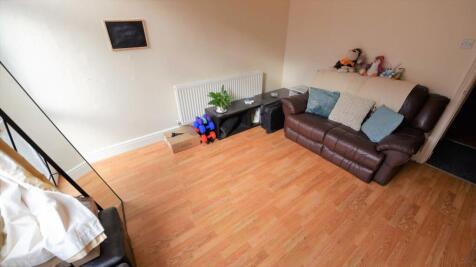 Spacious 1 Bedroom apartment in Hyde Park. **£155.31pppw or £221.31pppw ALL INC with GAS, ELEC, WATER, INTERNET, TV LICENCE *** This is a spacious one-bedroom flat ideal for both students or professio